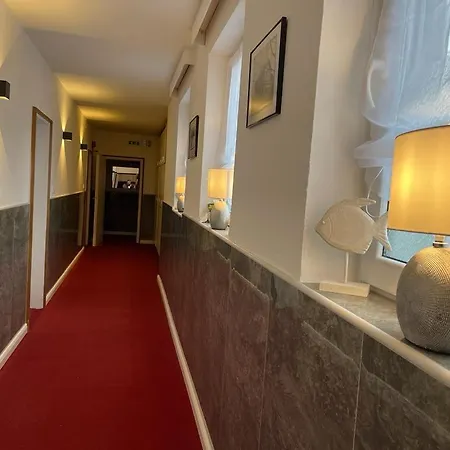 מלון Deutsches Haus 3*